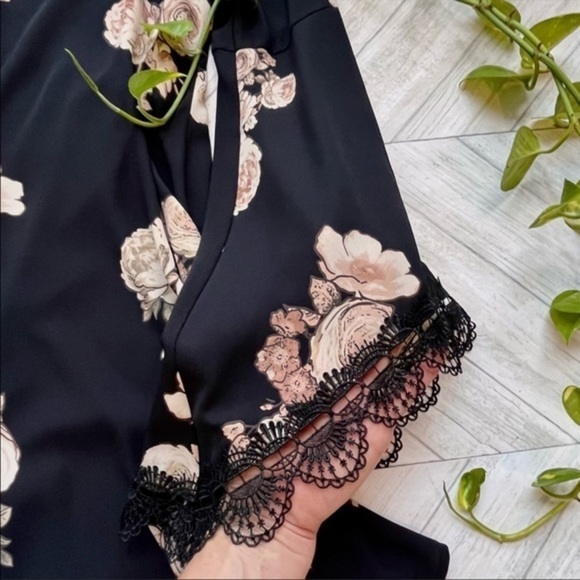 ASTR BLACK FLORAL LONG BELL SLEEVE LACE MINI DRESS | SIZE SMALL​ - Picture 4 of 5